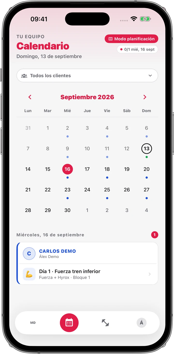 Calendario del entrenador en MyTrainIt: el mes con las sesiones marcadas y, debajo, la sesión de ese día con su cliente.